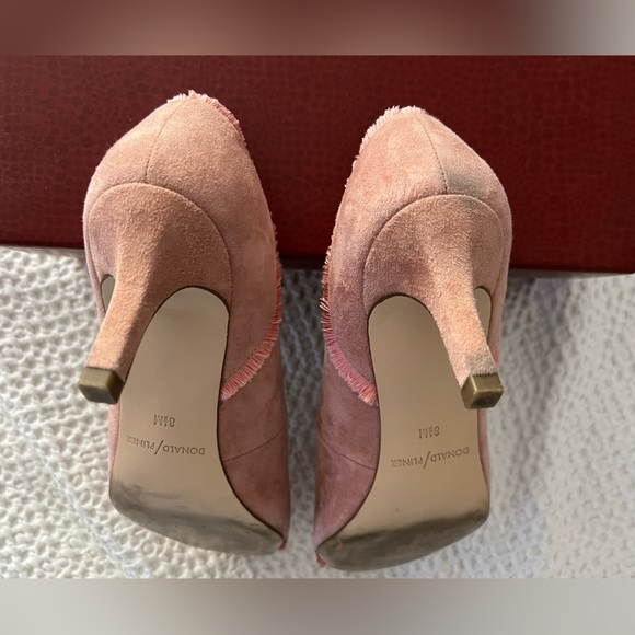 Donald Pliner pink suede pointy toe pumps - Picture 6 of 7